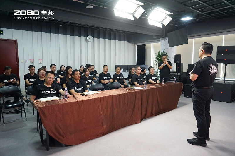 ZOBO免费看片TV下载團隊觀看閱兵：一場聲光視訊科技的盛宴，一次團隊精神的洗禮