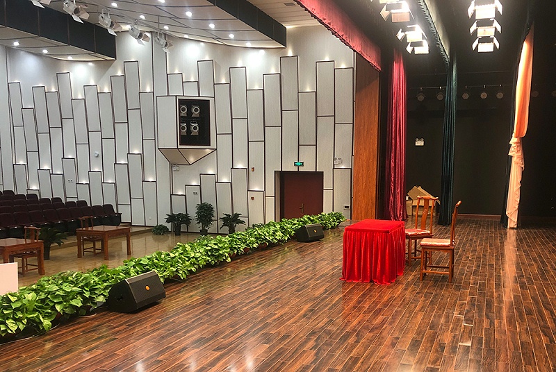免费看片在线观看网站設備在舞台演出中的運用分析