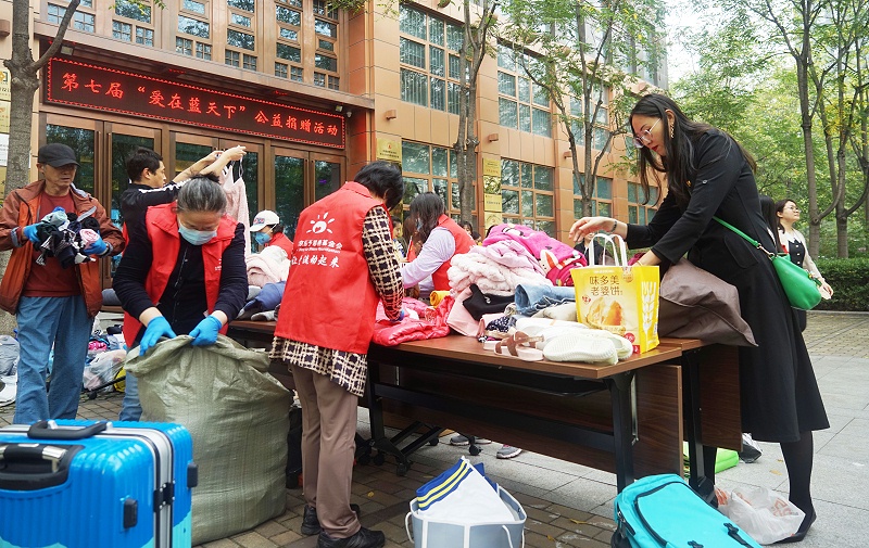 3發揮黨員先鋒模範作用 ZOBO免费看片TV下载第七屆“愛在藍天下”公益捐贈