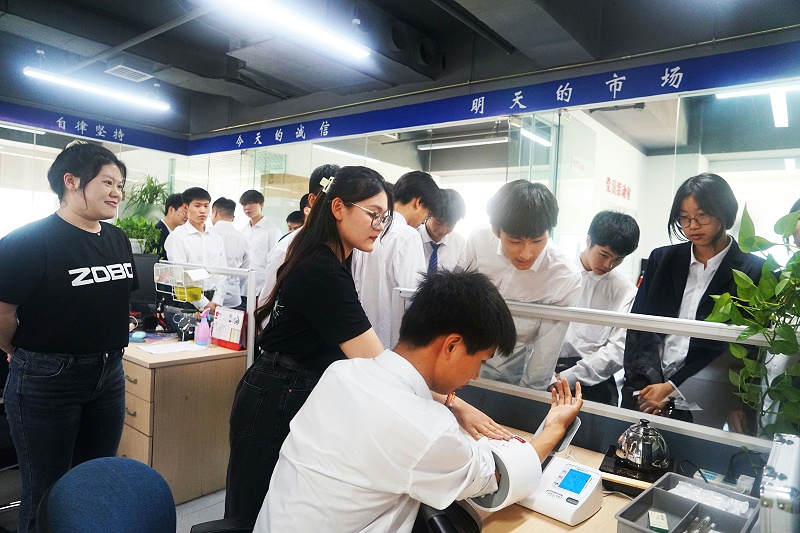 校企合作 走進職場 協同育人丨歡迎北京市經貿高級技術學校師生來北京高校職場體驗基地——ZOBO免费看片TV下载參觀學習