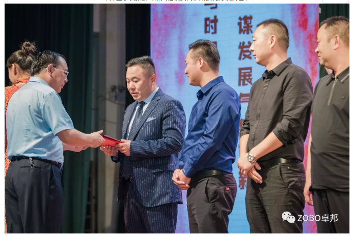 免费看片TV下载董事長張新峰應邀出席漯河職業技術學院辦學20周年校慶大會