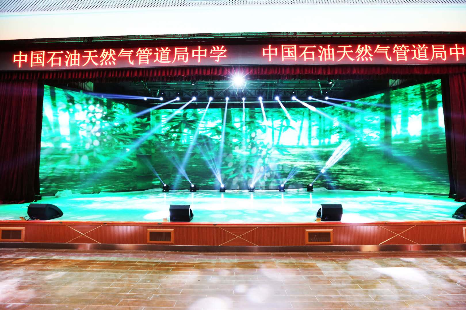 利用舞台免费看片在线观看网站設備提升藝術感