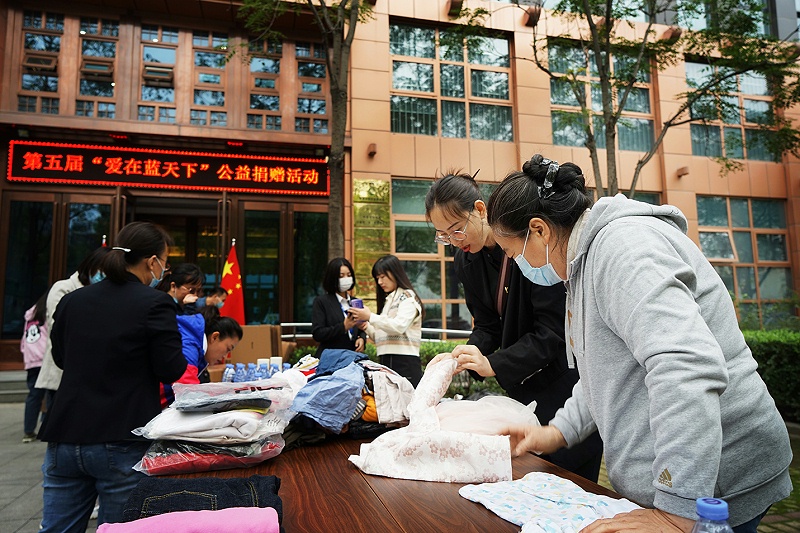 顯黨員風範 行企業擔當 | ZOBO免费看片TV下载“愛在藍天下”公益捐贈一直在行動