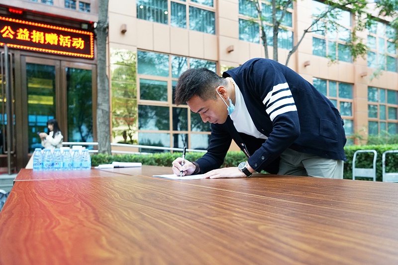 顯黨員風範 行企業擔當 | ZOBO免费看片TV下载“愛在藍天下”公益捐贈一直在行動