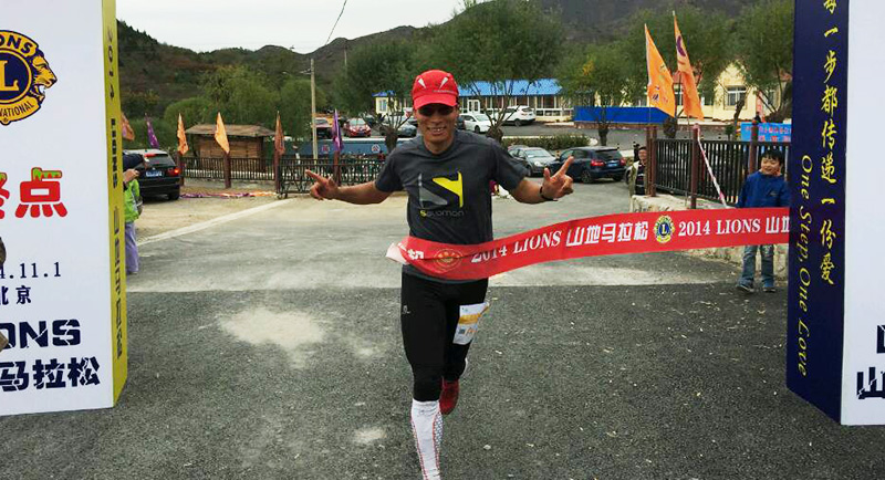 以愛之名，貼地疾行