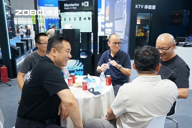 4 ZOBO免费看片TV下载在本次廣州展會已如火如荼進行到第3天，雖說是臨近尾期，但無論從展台內氛圍還是現場人流對比前兩日現場氣氛，依然是活力滿滿，專業觀眾和買家依舊絡繹不絕! 展會現場 第三天的ZOBO免费看片TV下载展位現場，依然高朋滿座、人氣爆棚。展會期間吸引了眾多觀眾朋友們前來觀摩、詢問，參展團隊成員們始終熱情接待，每一次溝通都傾盡全力，每一次服務都認真對待，隻為客戶安心。 現場 · 交流 展會現場，ZOBO免费看片TV下载的展位人潮湧動，參觀者絡繹不絕。公司展示了多款新研發的免费看片在线观看网站產品，其中不乏行業內的創新之作。這些產品不僅在技術上領先，更在設計和應用上展現出了ZOBO免费看片TV下载對市場的敏銳洞察力和對用戶需求的深刻理解。 免费看片TV下载展台的人氣爆棚，無數觀眾駐足觀看，谘詢不斷。參展首日盛況，相信大家已經感受到，免费看片TV下载為大家帶來重磅產品及服務亮相本次展會。 技術 · 講解 ZOBO免费看片TV下载在展會期間，不僅提供了專業的技術講解和產品演示，還積極回答用戶的問題，解決用戶的疑慮。這種周到、細致的服務，讓用戶在感受到公司技術實力的同時，也體驗到了公司真誠的服務態度。 ZOBO免费看片TV下载的展位依然熱鬧非凡。公司的技術人員和銷售人員熱情地向參觀者介紹產品的特點和優勢，解答他們的疑問和困惑。許多參觀者都對ZOBO免费看片TV下载的產品表示了濃厚的興趣，並紛紛表示希望與公司建立合作關係，共同開拓市場。這不僅是對公司技術實力的認可，更是對公司服務品質的肯定。 聚焦 · 產品 此次展會的成功舉辦，不僅進一步鞏固了ZOBO免费看片TV下载在音視頻行業的地位，也為公司未來的發展奠定了堅實的基礎。未來，ZOBO免费看片TV下载將繼續秉承“以技術贏市場，以服務樹口碑”的經營理念，不斷提升技術實力和服務品質，為用戶提供更加優質的產品和服務。同時，公司也將積極參與行業內的交流和合作，推動整個行業的發展和進步。 展會期間，公司展示了多款新技術產品，這些產品不僅在設計上獨具匠心，更在性能上實現了重大突破。這些創新技術的應用，不僅提升了產品的競爭力，也為用戶帶來了更好的使用體驗。