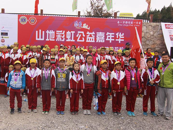以愛之名，貼地疾行