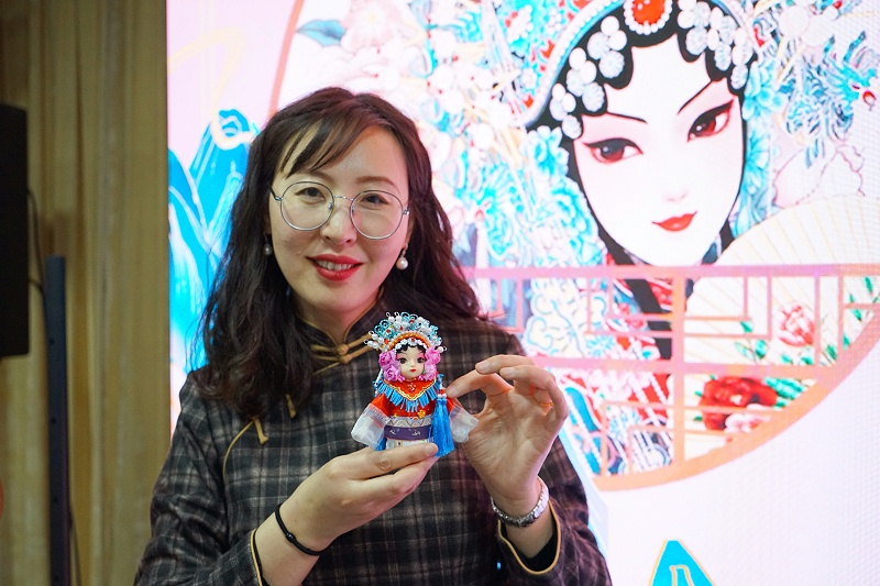 ZOBO免费看片TV下载工會丨舉辦體驗非遺之美-製作北京絹人的“女神節”活動